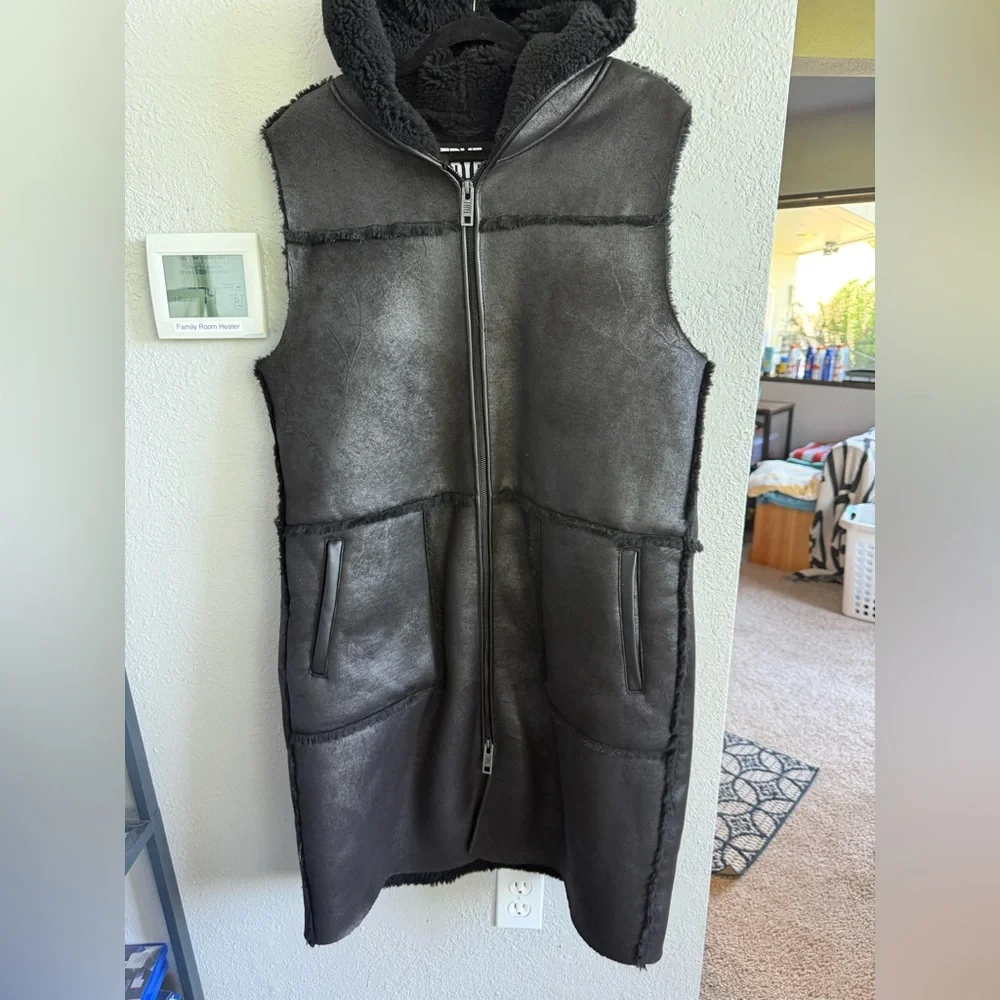 FRYE Black Sherpa Vest - Picture 2 of 6